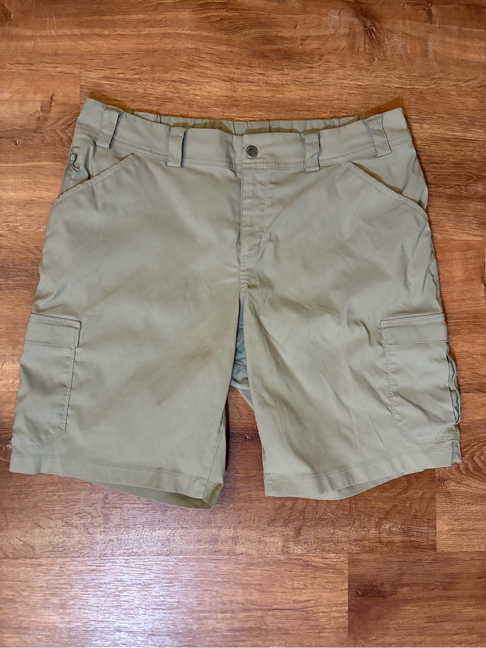 Duluth Dry on the Fly Womens Sz 16 Tan Khaki Cargo 8 Pockets Hiking 46733 Shorts